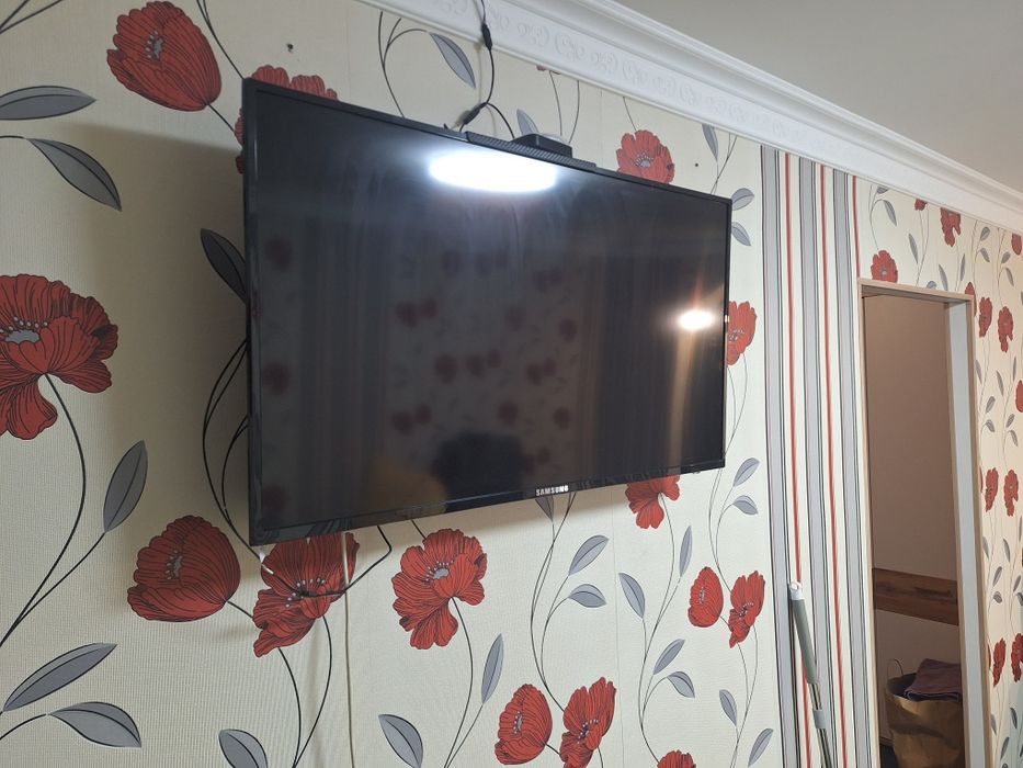 Телевізор SMART  TV 42 дюйма (107 см)