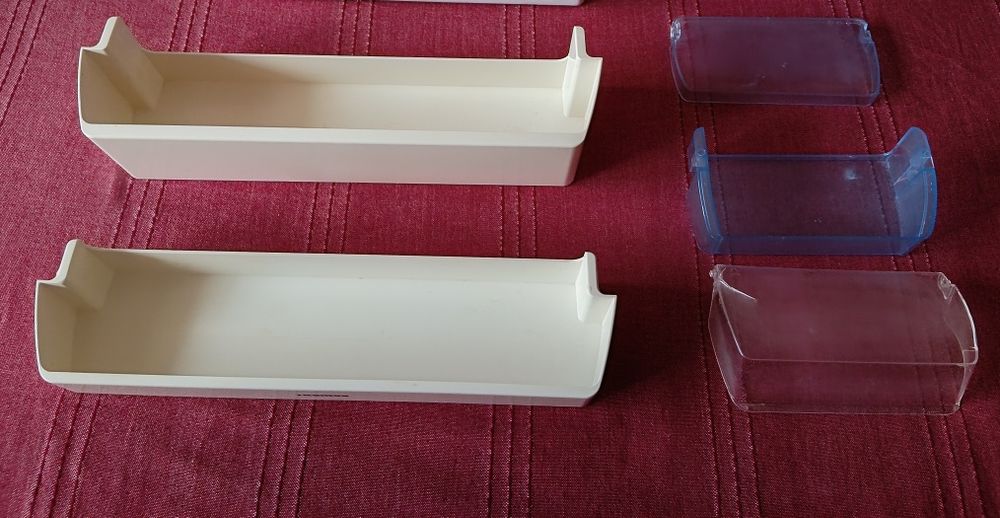 Полички на дверцята холодильника.