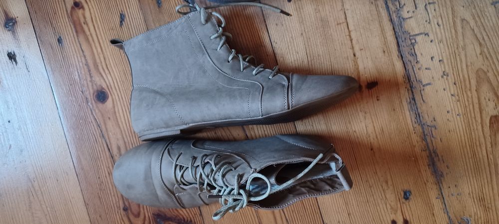 Sznurowane botki  Caroline