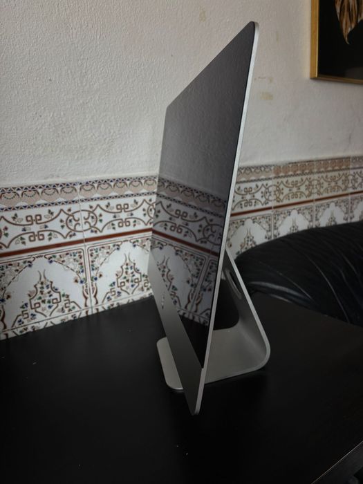 Apple iMac 21.5 4K 2019 – 16GB RAM / Radeon 555X – Bom estado