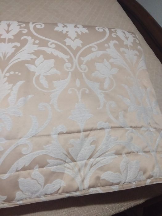 Lindíssima colcha de casal creme e dourado