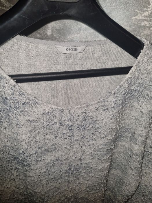 Śliczny sweterek. Delikatnie się mieni , nie widać na zdjęciach.