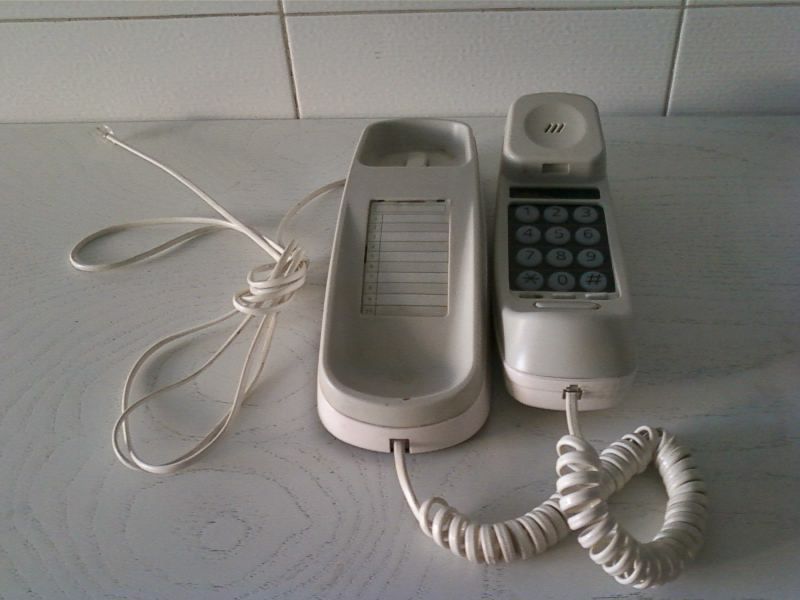 Telefone Lelux. Teclado luminoso sem necessidade de corrente elétrica.