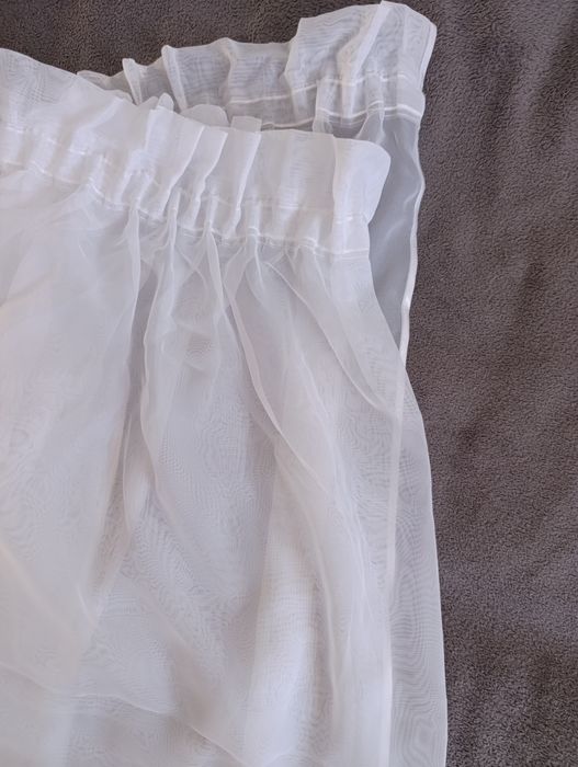 Firany gładkie na okno balkonowe