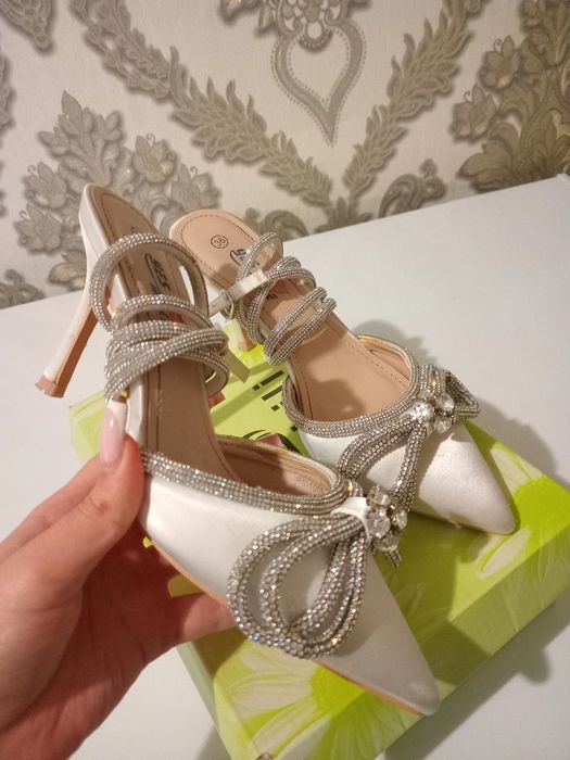 Туфільки з бантиком дуже гарні 36р