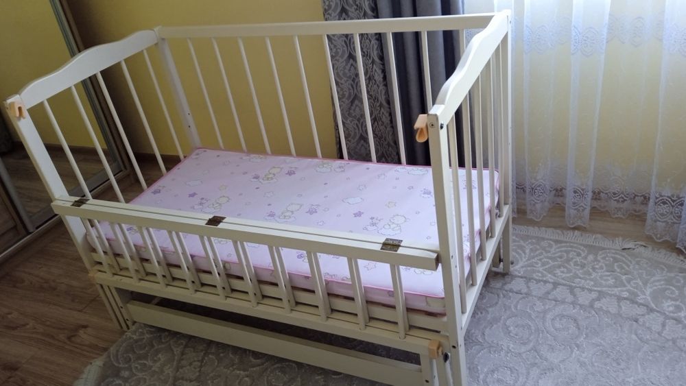 Ліжечко дитяче. В доброму стані