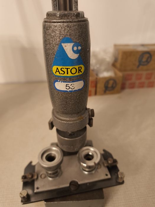 Astor 53 maszyna do produkcji guzików powlekania + wycinarka łatek