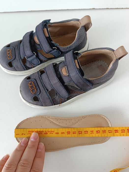 р 9 /26 сірі шкіряні закриті босоніжки сандалі на хлопчика на липучках