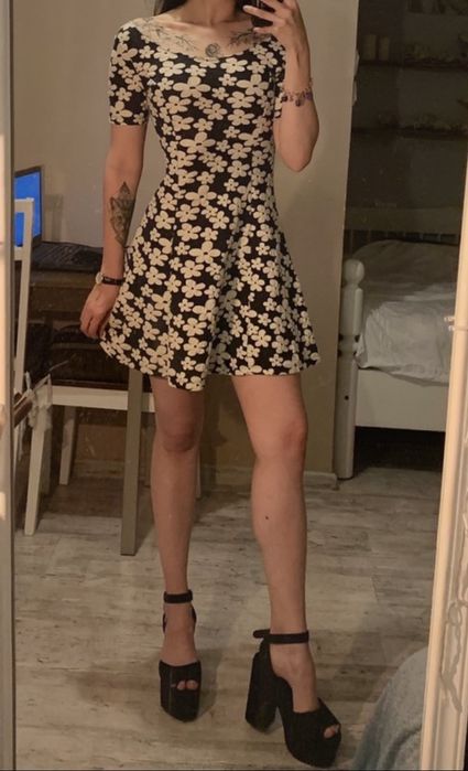 Granatowa sukienka w białe kwiaty H&M