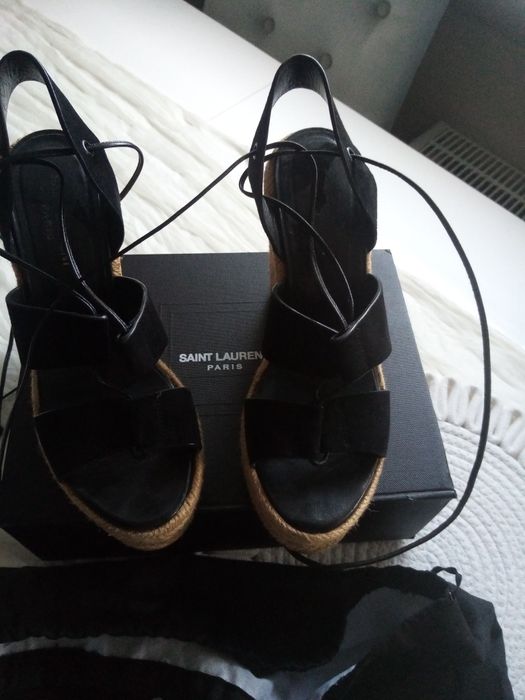 Saint Laurent na koturnie sandały