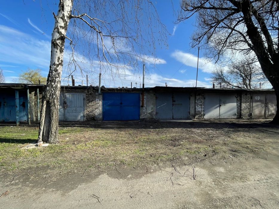 Продам гараж район бам возле магазина лаки