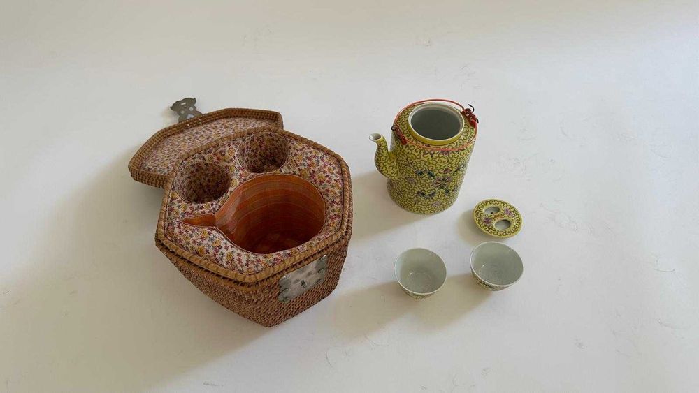 Cesta japonesa Tête a Tête almofadada com bule e 2 chávenas de chá