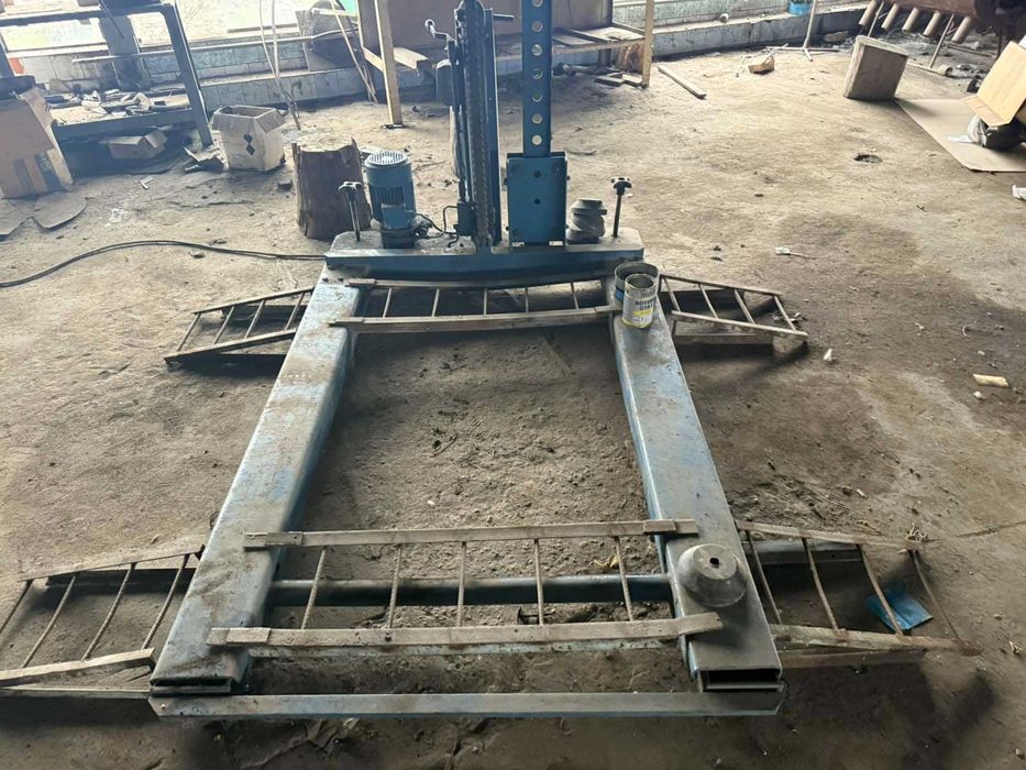 Авто підйомник ножничного типу на 1.5 т