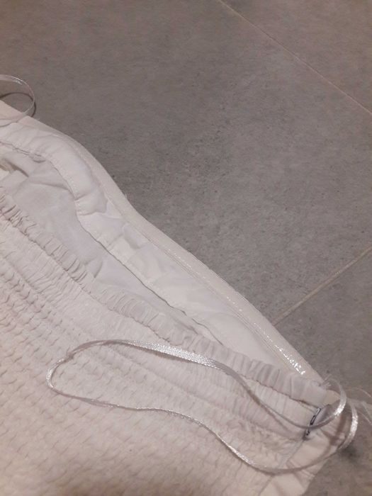 Biała sukienka bez ramiączek