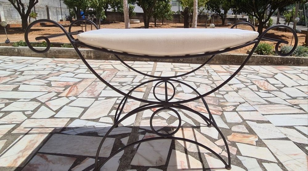 Banqueta / Banco em ferro forjado com almofada – Como novo!