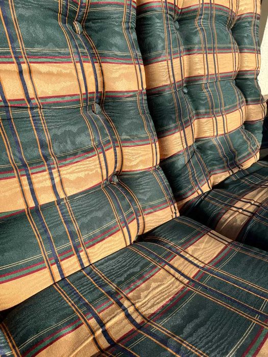 Sofá antigo em madeira almofadado