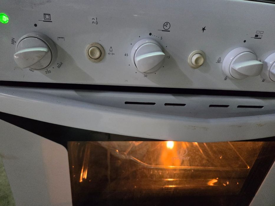 Fogao indesit com forno e bicos a gas ,