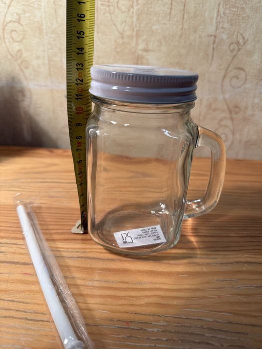 Szklany kubek ze słomką