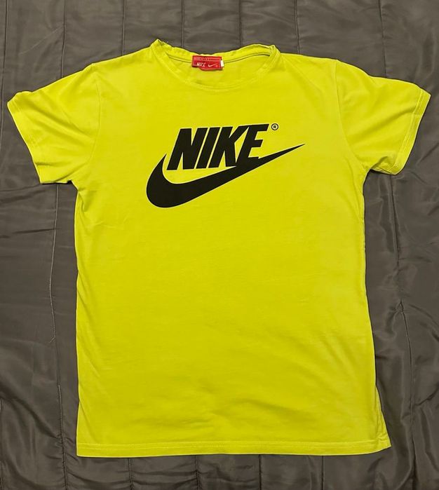 Camisa amarelo florescente da nike