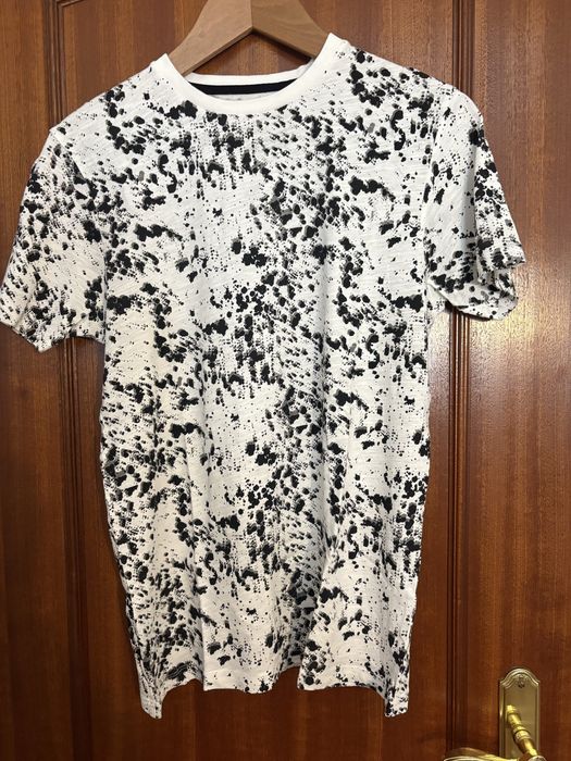 T-shirt preta e branca