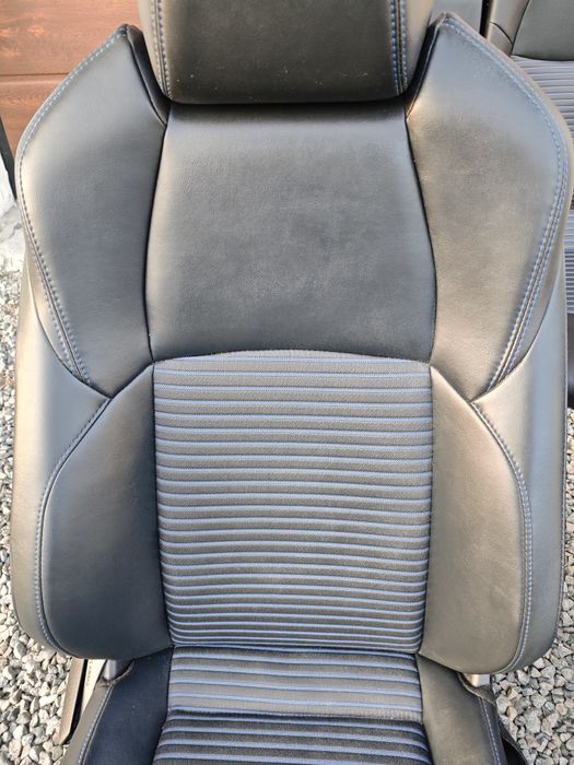 Автосидіння Toyota RAV-4 5 2022р півшкіра синя нитка комплект