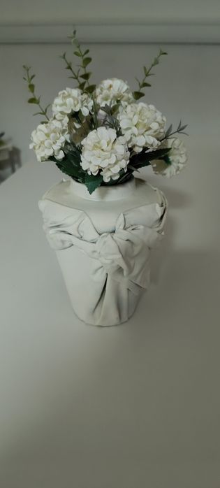 Jarra tamanho pequeno com flores artificiais. Usado