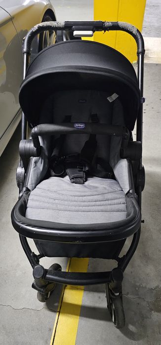 Carro de bebé com ovo