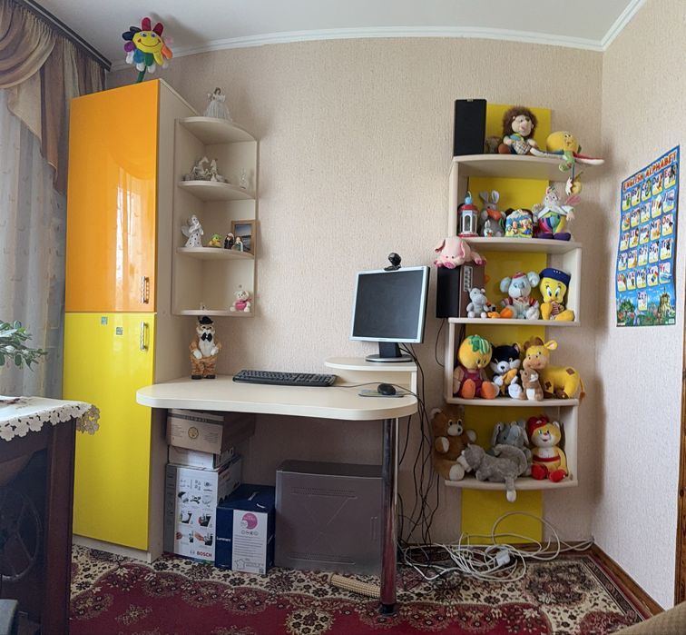 Продам стінку у яскравих кольорах для дитясої кімнати