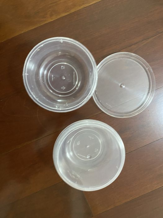 2 caixas de plástico