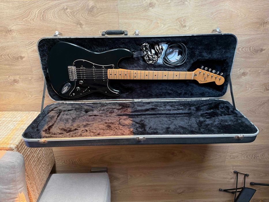 Guitarra Elétrica Fender Stratocaster Special, Maple Fingerboard, Black