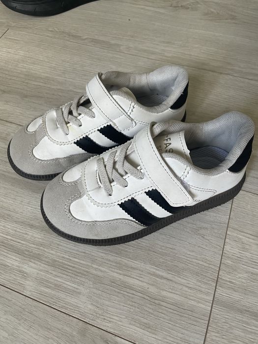 Стильні кросівки