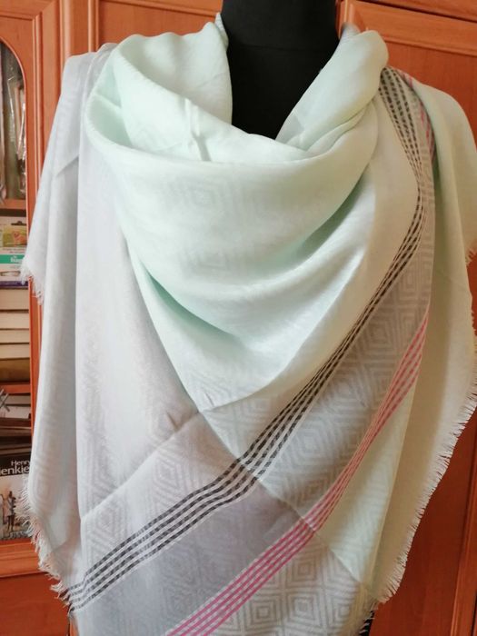 Duża chusta nowa 140/140 cm