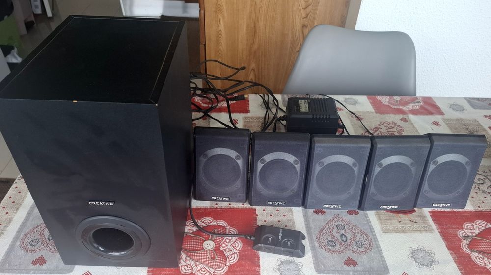 Colunas Creative Inspire P580 5.1
Inclui 5 colunas, Subwoofer, transformador, controlador de som e