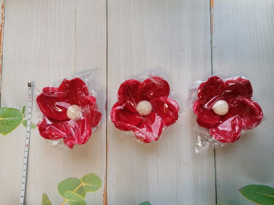 Czerwone kwiaty z masy cukrowej