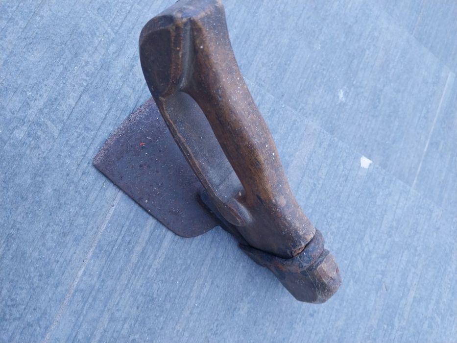 Enxo (antiga ferramenta de carpinteiro) em madeira e lâmina de ferro.