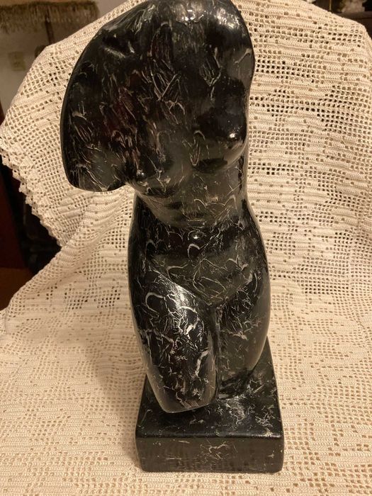 Estátua decorativa preta com pratedos