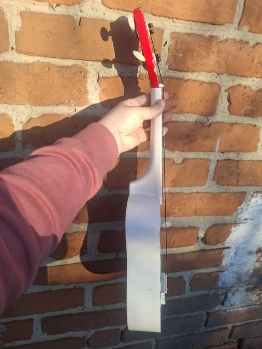 Акулеле дерев'яна гітара