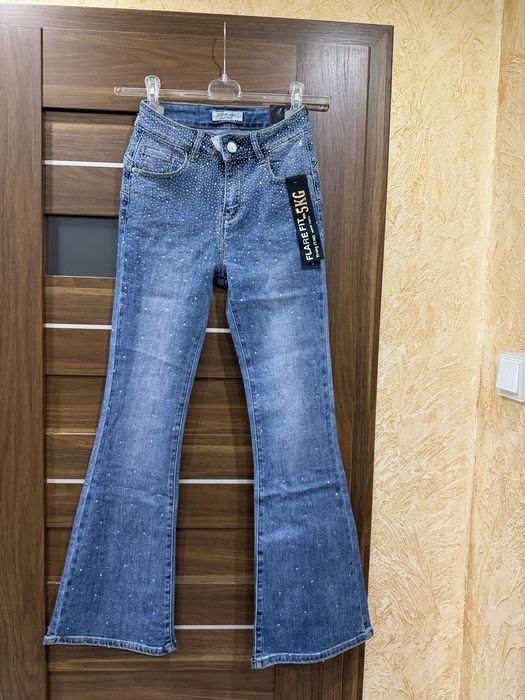 Jeansy spodnie cyrkonie diamenciki dzwony push up -5kg