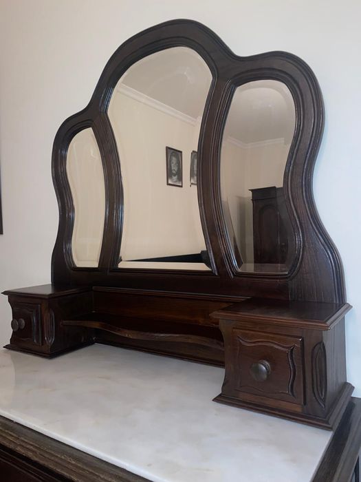 Vendo móveis de castanho maciço em bom estado.