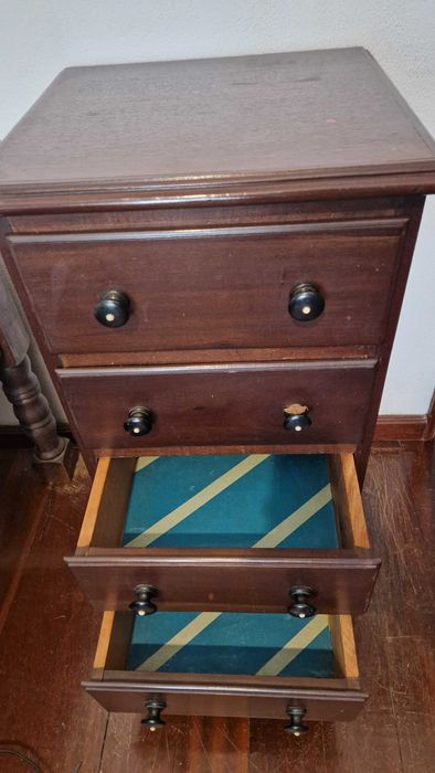 Mesa de Cabeceira madeira escura