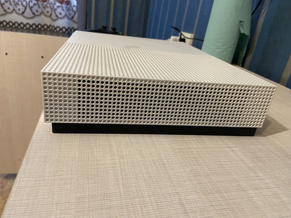 Продам Xbox one s 1tb