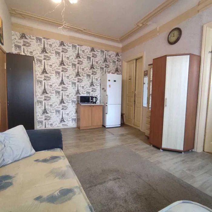 Продам 3 кімнати з кабінетом в коммунальній  квартирі, Виконкомівська.