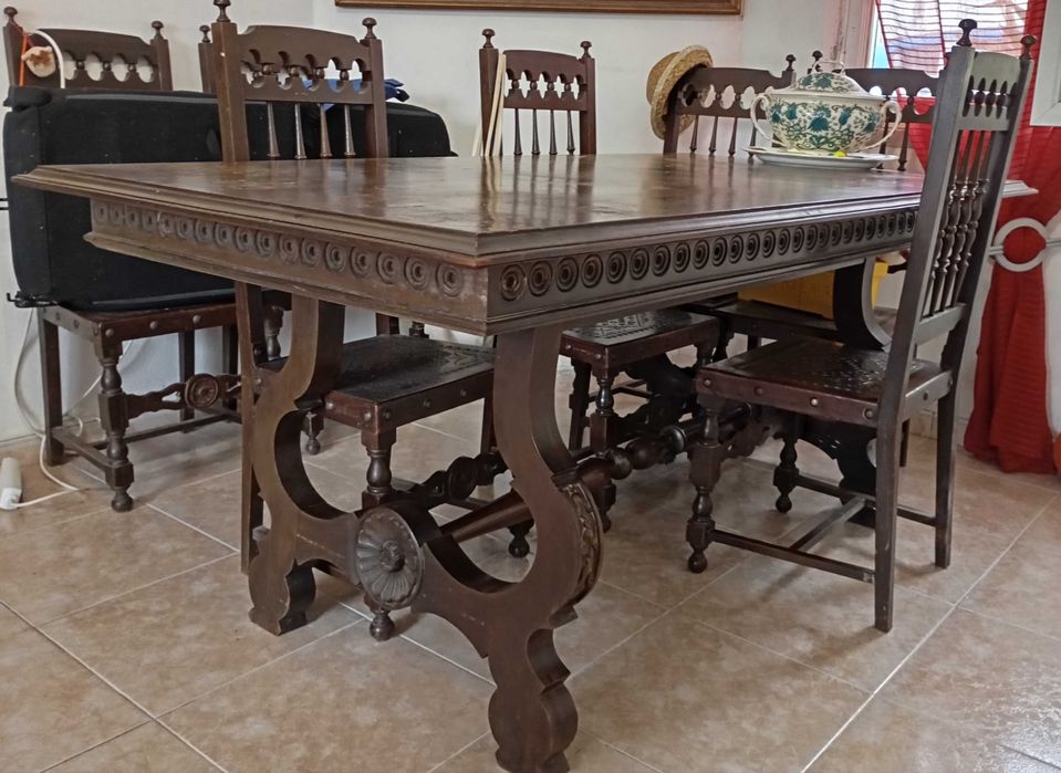 Aparador e mesa de sala antigo