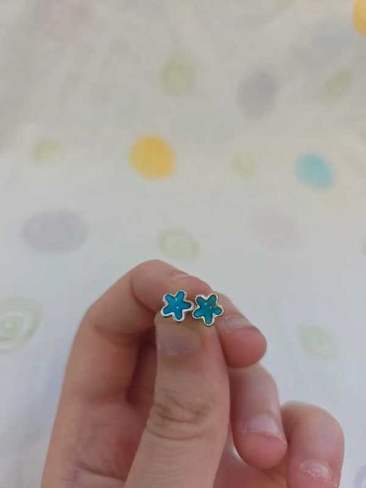 brincos azuis brilhantes e prateados em forma de flor / estrela