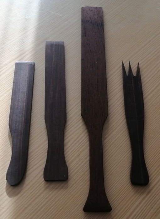 conjunto de talheres em madeira exótica