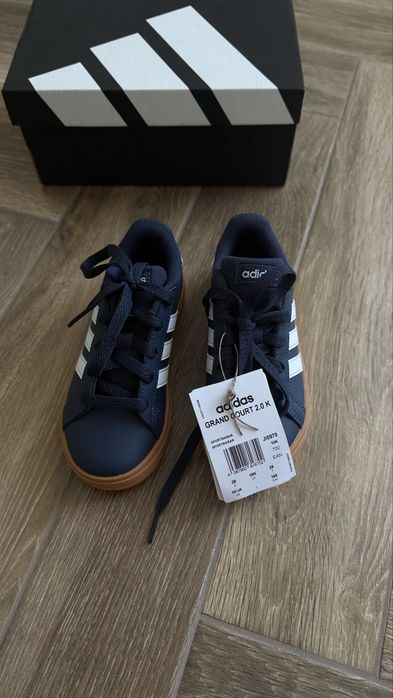 Кроссовки adidas 28