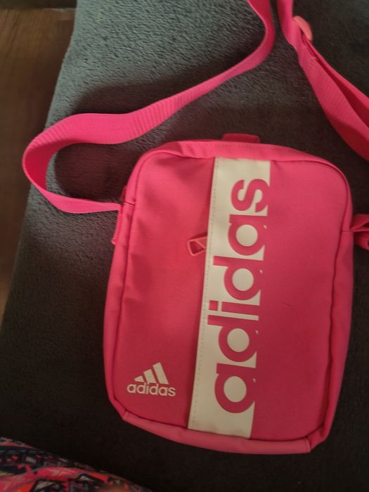 Piękna nieduża torebeczka adidas w kolorze różowym