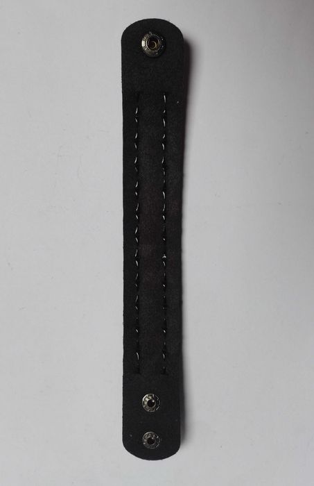 Pieszczocha, bransoletka: 2-rzędowe czarne ćwieki (metal, gothic punk)