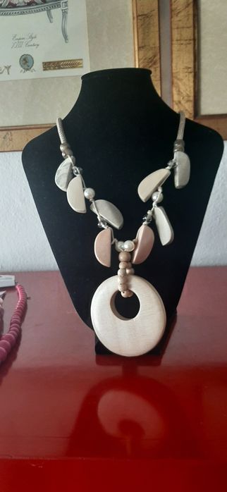 Colares novos  com etiqueta