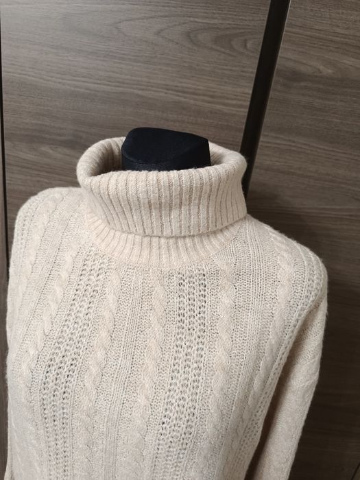 Beżowy sweter z golfem rozmiar M